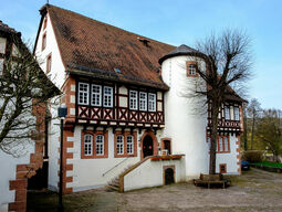 Foto von Alexander Hoernigk - CC BY 3.0 - Brüder-Grimm-Haus in Steinau - https://en.wikipedia.org/wiki/Brothers_Grimm#/media/File:Steinau_Br%C3%BCder-Grimm-Haus_2016-04-10-12-06-37.jpg 