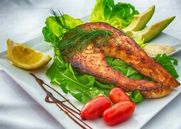Vorschaubild Salmon with lettuce, avocado and tomatoes