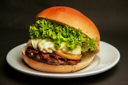Vorschaubild Burger with beef and cheese, barbecue sauce, caramelized onions, lettuce leaves